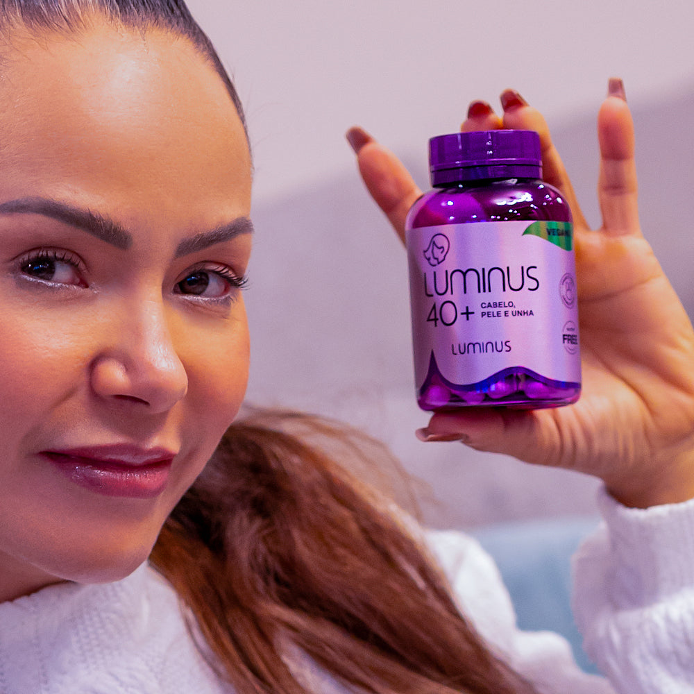 O Luminus 40+ não é um remédio, mas um suplemento alimentar com uma combinação perfeita de nutrientes cujos benefícios à saúde não são observados apenas nos cabelos, mas também na pele e nas unhas.