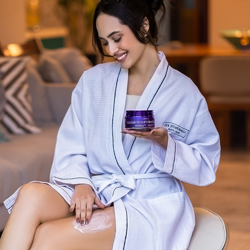 Cellulift Cream, Formulado com Nanocafeína, Phytolan e Manteiga de Karité, este creme anticelulite hidrata e nutre sua pele, reduzindo a aparência da celulite. A leve vermelhidão após a aplicação indica o aumento da circulação, e que sua pele está sendo revitalizada.. Cellulift Cream ajuda a suavizar a pele e reduzir a celulite, promovendo uma aparência mais firme.