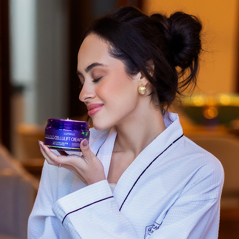 Dupla Anticelulite, Desfrute de uma pele visivelmente mais lisa e sem celulite com o combo Cellulift Caps + Cellulift Cream da Luminus. Atuando de dentro para fora e de fora para dentro, este duo poderoso melhora a circulação, reduz a retenção de líquidos e estimula o colágeno, oferecendo resultados surpreendentes. Experimente o tratamento completo para uma pele firme e rejuvenescida.. Cellulift Cream ajuda a suavizar a pele e reduzir a celulite, promovendo uma aparência mais firme.